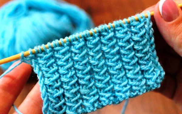 Reliefelastisches Stricken. Strickmuster im Kreis für Mütze, Pullover, Strickjacke