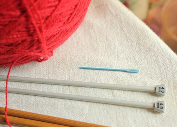 Reliefelastisches Stricken. Strickmuster im Kreis für Mütze, Pullover, Strickjacke