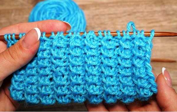 Reliefelastisches Stricken. Strickmuster im Kreis für Mütze, Pullover, Strickjacke