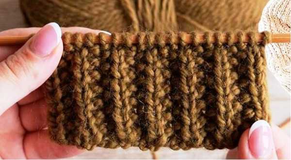 Reliefelastisches Stricken. Strickmuster im Kreis für Mütze, Pullover, Strickjacke