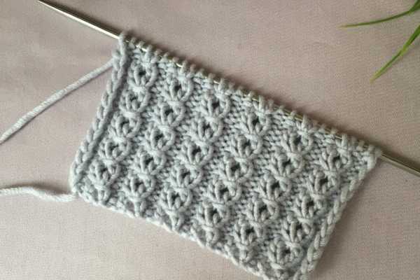 Durchbrochenes Stricken mit Gummibändern. Strickmuster für Pullover, Socken, Mützen im Kreis