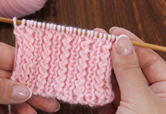 Durchbrochenes Stricken mit Gummibändern. Strickmuster für Pullover, Socken, Mützen im Kreis