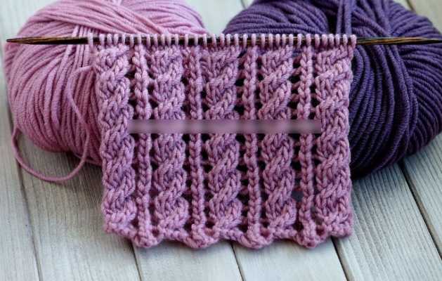 Durchbrochenes Stricken mit Gummibändern. Strickmuster für Pullover, Socken, Mützen im Kreis