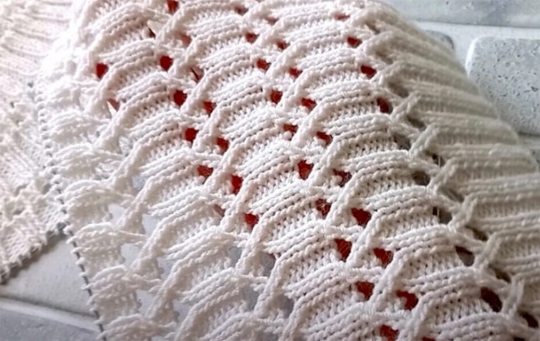 Durchbrochenes Stricken mit Gummibändern. Strickmuster für Pullover, Socken, Mützen im Kreis