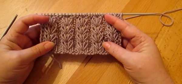Durchbrochenes Stricken mit Gummibändern. Strickmuster für Pullover, Socken, Mützen im Kreis