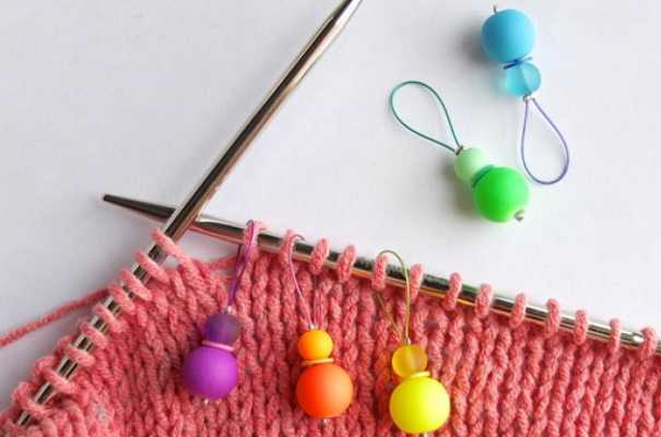 Durchbrochenes Stricken mit Gummibändern. Strickmuster für Pullover, Socken, Mützen im Kreis