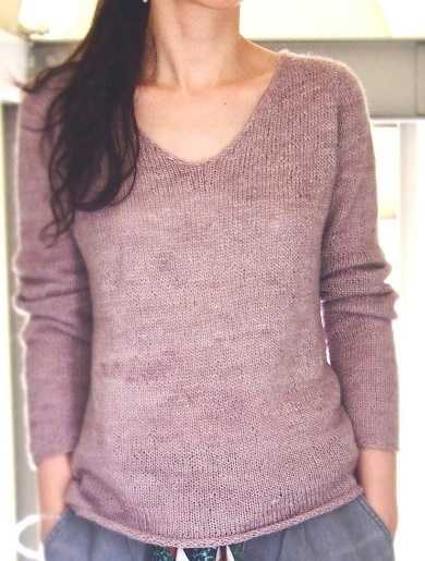 Schönes Strickmuster für einen Pullover. Schnittmuster für Damen, Kinder aus dünnem Garn, Lurex, Mohair