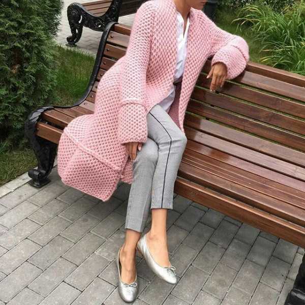 Schönes Strickmuster für einen Pullover. Schnittmuster für Damen, Kinder aus dünnem Garn, Lurex, Mohair