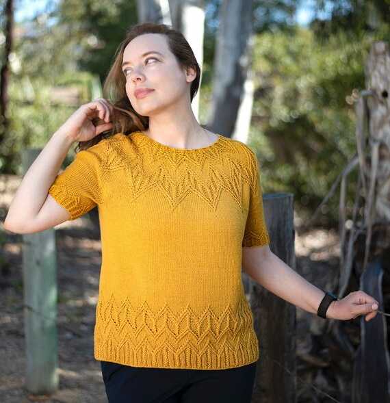 Schönes Strickmuster für einen Pullover. Schnittmuster für Damen, Kinder aus dünnem Garn, Lurex, Mohair