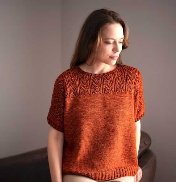 Schönes Strickmuster für einen Pullover. Schnittmuster für Damen, Kinder aus dünnem Garn, Lurex, Mohair