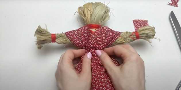 Maslenitsa-Puppe handgefertigt aus Stoff, Flasche, Papier