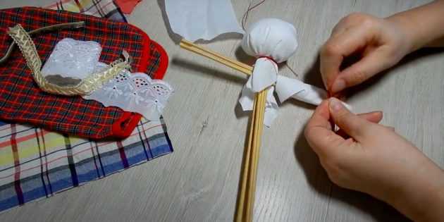 Maslenitsa-Puppe handgefertigt aus Stoff, Flasche, Papier