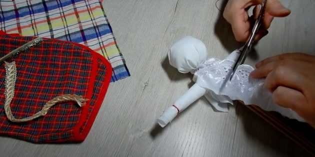Maslenitsa-Puppe handgefertigt aus Stoff, Flasche, Papier