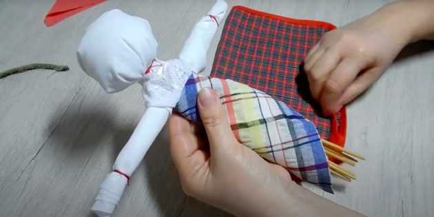 Maslenitsa-Puppe handgefertigt aus Stoff, Flasche, Papier