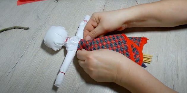 Maslenitsa-Puppe handgefertigt aus Stoff, Flasche, Papier