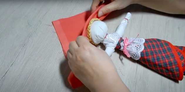 Maslenitsa-Puppe handgefertigt aus Stoff, Flasche, Papier