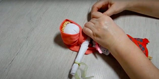 Maslenitsa-Puppe handgefertigt aus Stoff, Flasche, Papier