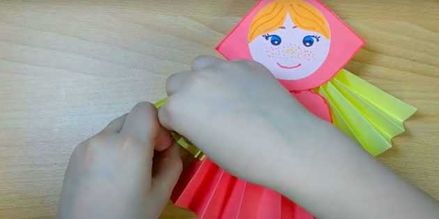 Maslenitsa-Puppe handgefertigt aus Stoff, Flasche, Papier