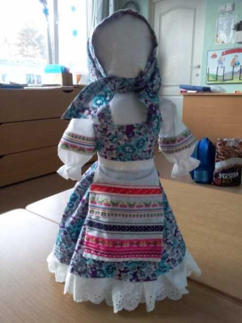 Maslenitsa-Puppe handgefertigt aus Stoff, Flasche, Papier