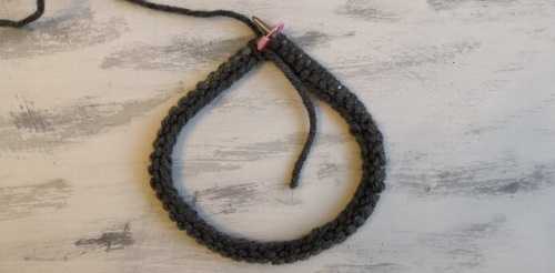Kraus rechts stricken Sie einen Snood mit Stricknadeln. Strickmuster in einer, zwei Umdrehungen, im Kreis