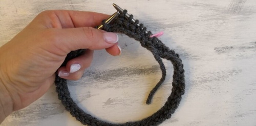Kraus rechts stricken Sie einen Snood mit Stricknadeln. Strickmuster in einer, zwei Umdrehungen, im Kreis