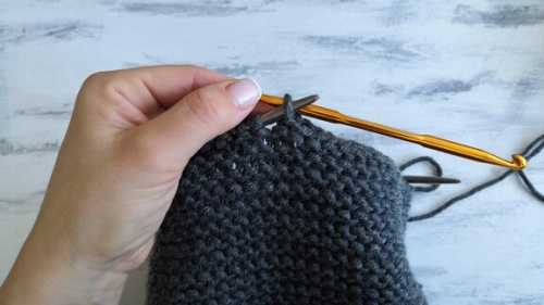 Kraus rechts stricken Sie einen Snood mit Stricknadeln. Strickmuster in einer, zwei Umdrehungen, im Kreis