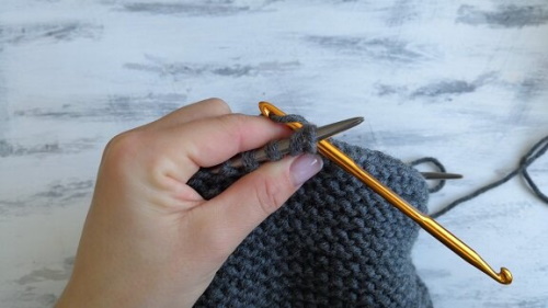 Kraus rechts stricken Sie einen Snood mit Stricknadeln. Strickmuster in einer, zwei Umdrehungen, im Kreis