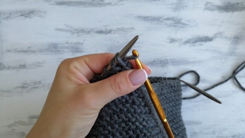 Kraus rechts stricken Sie einen Snood mit Stricknadeln. Strickmuster in einer, zwei Umdrehungen, im Kreis