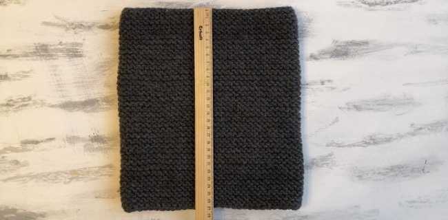 Kraus rechts stricken Sie einen Snood mit Stricknadeln. Strickmuster in einer, zwei Umdrehungen, im Kreis