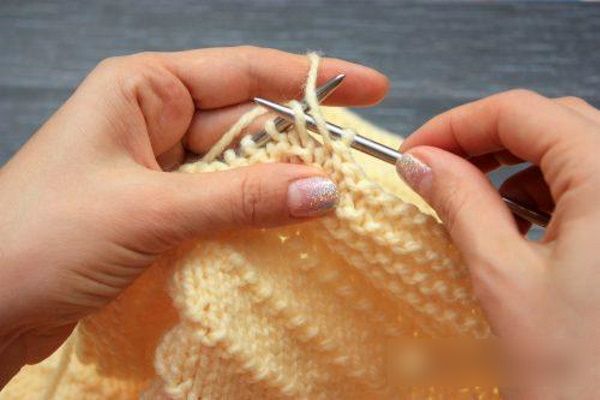 Kraus rechts stricken Sie einen Snood mit Stricknadeln. Strickmuster in einer, zwei Umdrehungen, im Kreis