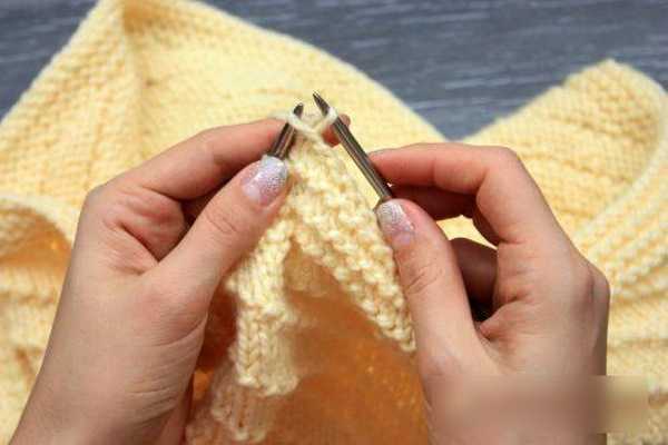 Kraus rechts stricken Sie einen Snood mit Stricknadeln. Strickmuster in einer, zwei Umdrehungen, im Kreis
