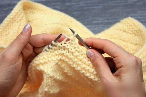 Kraus rechts stricken Sie einen Snood mit Stricknadeln. Strickmuster in einer, zwei Umdrehungen, im Kreis