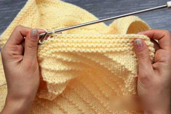 Kraus rechts stricken Sie einen Snood mit Stricknadeln. Strickmuster in einer, zwei Umdrehungen, im Kreis