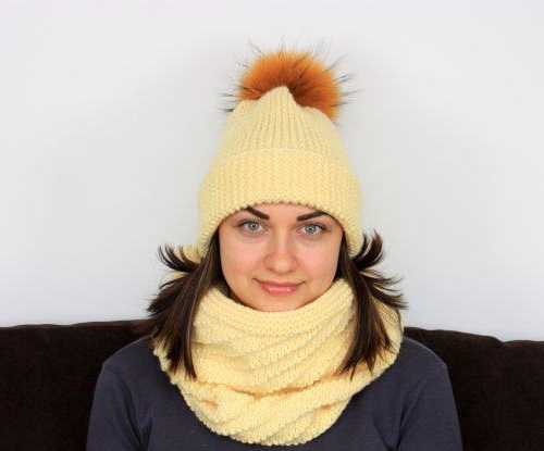 Kraus rechts stricken Sie einen Snood mit Stricknadeln. Strickmuster in einer, zwei Umdrehungen, im Kreis