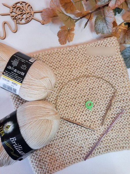 Kraus rechts stricken Sie einen Snood mit Stricknadeln. Strickmuster in einer, zwei Umdrehungen, im Kreis