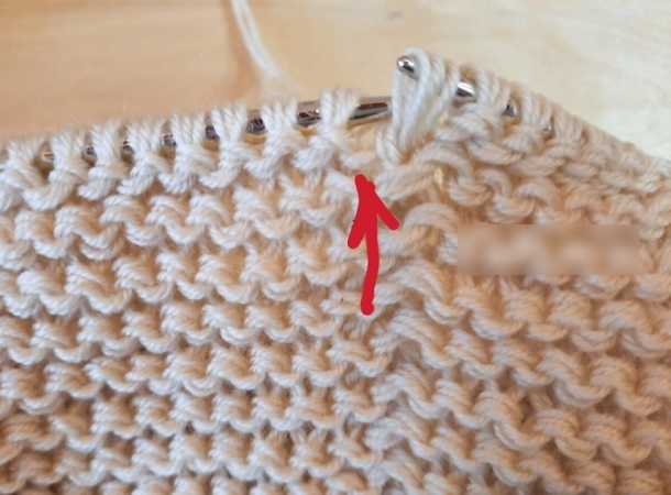 Kraus rechts stricken Sie einen Snood mit Stricknadeln. Strickmuster in einer, zwei Umdrehungen, im Kreis