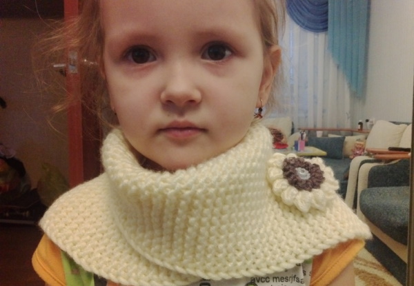Kraus rechts stricken Sie einen Snood mit Stricknadeln. Strickmuster in einer, zwei Umdrehungen, im Kreis