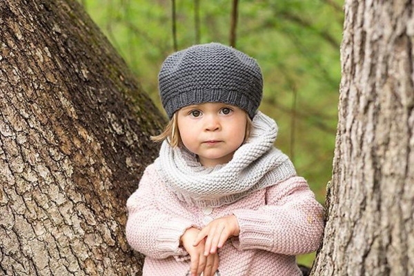 Kraus rechts stricken Sie einen Snood mit Stricknadeln. Strickmuster in einer, zwei Umdrehungen, im Kreis