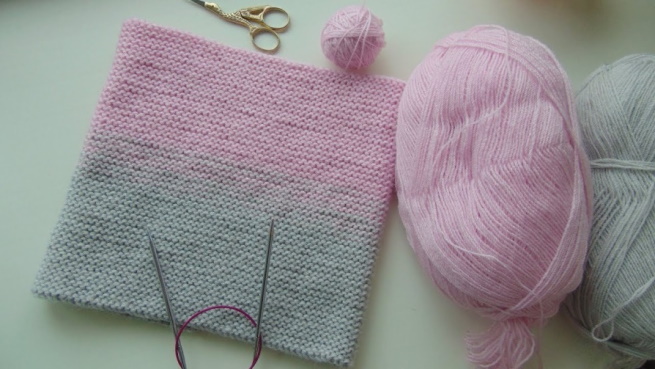 Kraus rechts stricken Sie einen Snood mit Stricknadeln. Strickmuster in einer, zwei Umdrehungen, im Kreis