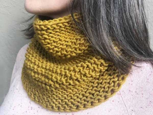Kraus rechts stricken Sie einen Snood mit Stricknadeln. Strickmuster in einer, zwei Umdrehungen, im Kreis