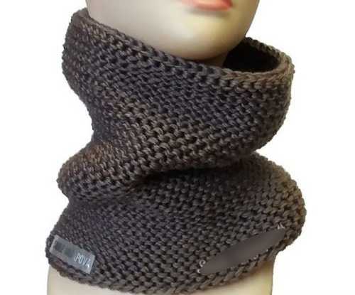 Kraus rechts stricken Sie einen Snood mit Stricknadeln. Strickmuster in einer, zwei Umdrehungen, im Kreis