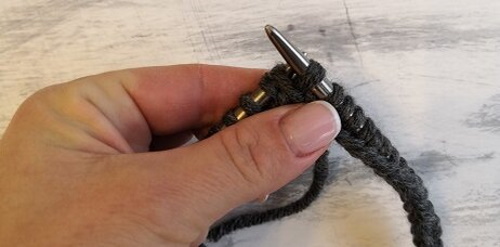Kraus rechts stricken Sie einen Snood mit Stricknadeln. Strickmuster in einer, zwei Umdrehungen, im Kreis
