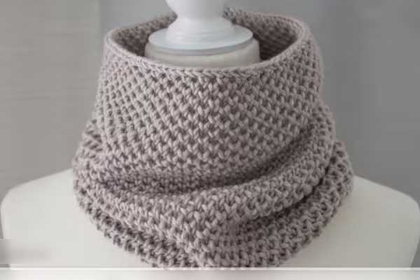 Stricken Sie mit Stricknadeln einen Damen-Snood-Schlauch. Schnittmuster mit Beschreibung ohne Naht