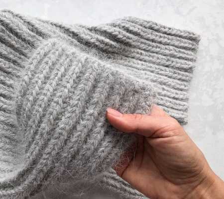 Stricken Sie mit Stricknadeln einen Damen-Snood-Schlauch. Schnittmuster mit Beschreibung ohne Naht