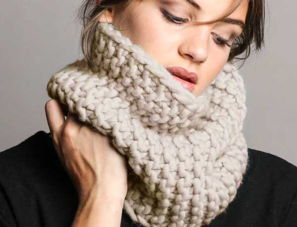 Stricken Sie mit Stricknadeln einen Damen-Snood-Schlauch. Schnittmuster mit Beschreibung ohne Naht