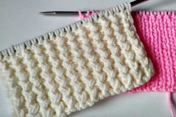 Stricken Sie mit Stricknadeln einen Damen-Snood-Schlauch. Schnittmuster mit Beschreibung ohne Naht