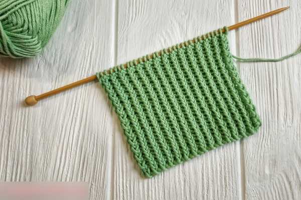 Stricken Sie mit Stricknadeln einen Damen-Snood-Schlauch. Schnittmuster mit Beschreibung ohne Naht