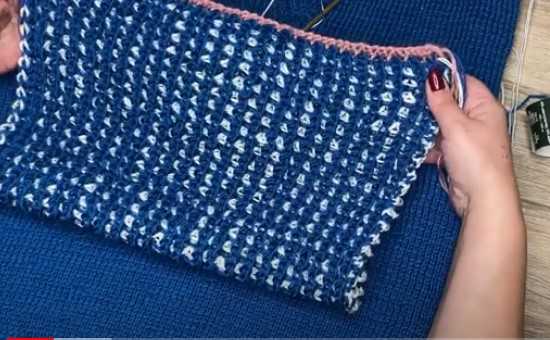 Stricken Sie mit Stricknadeln einen Damen-Snood-Schlauch. Schnittmuster mit Beschreibung ohne Naht