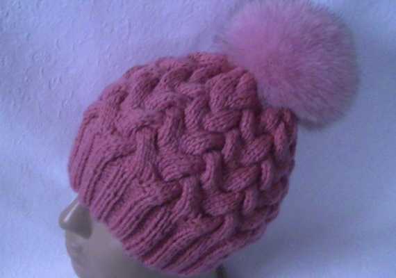 Muster zum Stricken von Mützen. Schema mit Beschreibung in einem Kreis volumetrisch, Perle, Cloque, Zopf