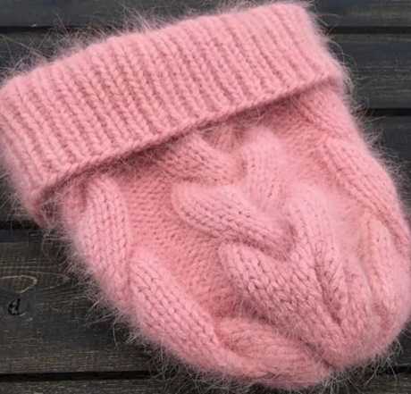 Muster zum Stricken von Mützen. Schema mit Beschreibung in einem Kreis volumetrisch, Perle, Cloque, Zopf